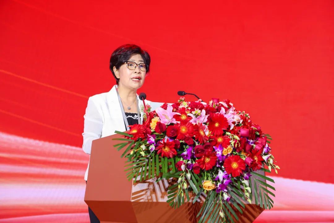 ▲中国乳制品工业协会执行理事长刘美菊主持开幕式